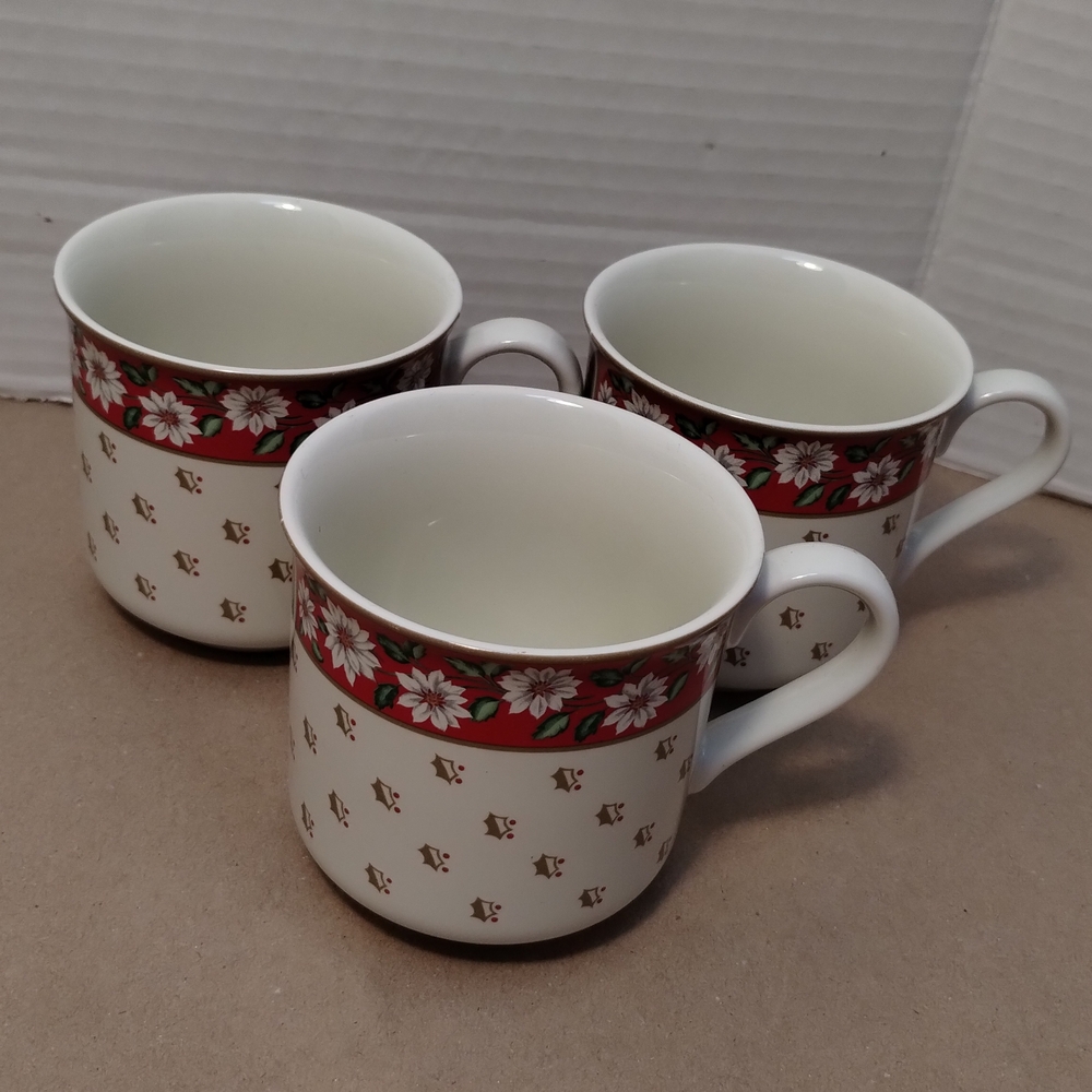 Set Of 3 Vintage Charlton Hall Christmas Poinsettia Mugs